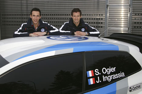 Sëbastien Ogier og Julien Ingrassia ved deres nye 'værktøj'
(Foto: Volkswagen)